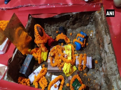 9 bricks laid down at Ayodhya's Ram Janmabhoomi temple construction site | 9 bricks laid down at Ayodhya's Ram Janmabhoomi temple construction site