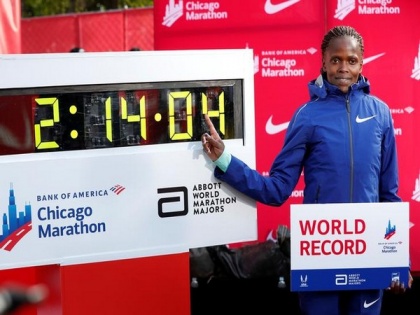 Brigid Kosgei smashes marathon world record in Chicago | Brigid Kosgei smashes marathon world record in Chicago