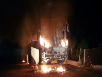 Bus catches fire on Ahmedabad-Vadodara expressway, all passengers rescued | Bus catches fire on Ahmedabad-Vadodara expressway, all passengers rescued
