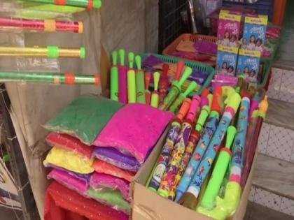 Coronavirus hits traders dealing in Holi products | Coronavirus hits traders dealing in Holi products