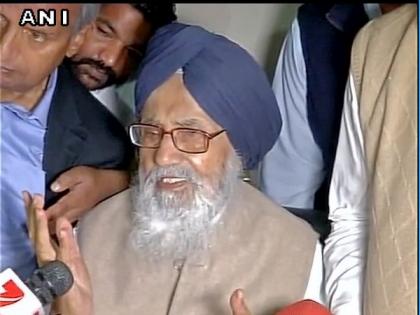 Parkash Singh Badal returns Padma Vibhushan in protest against farm laws | Parkash Singh Badal returns Padma Vibhushan in protest against farm laws Parkash Singh Badal returns Padma Vibhushan in protest against farm laws | Parkash Singh Badal returns Padma Vibhushan in protest against farm laws