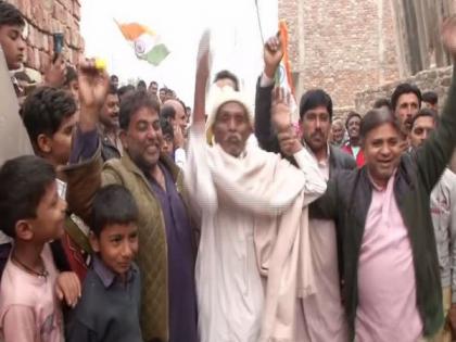 Hindu refugees from Pakistan living in Delhi's Sanjay Colony area celebrate passing of CAB | Hindu refugees from Pakistan living in Delhi's Sanjay Colony area celebrate passing of CAB