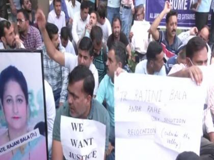 J-K: Locals stage protest against killing of teacher Rajni Bala | J-K: Locals stage protest against killing of teacher Rajni Bala