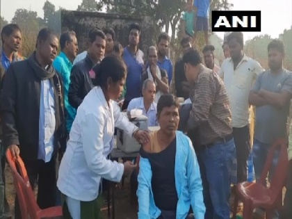 Chhattisgarh: Health workers carry out vaccination drives in Naxal-affected Chunchuna, Pundang villages | Chhattisgarh: Health workers carry out vaccination drives in Naxal-affected Chunchuna, Pundang villages