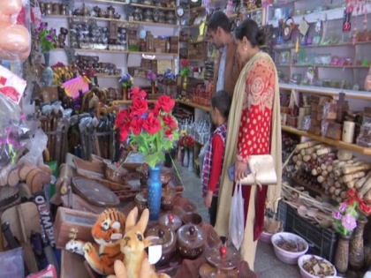 Sale of Chikdi Wooden Craft items gains momentum in J-K's Rajouri | Sale of Chikdi Wooden Craft items gains momentum in J-K's Rajouri