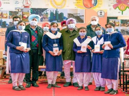 Punjab CM provides smartphones to 80,000 govt school students to facilitate e-learning | Punjab CM provides smartphones to 80,000 govt school students to facilitate e-learning Punjab CM provides smartphones to 80,000 govt school students to facilitate e-learning | Punjab CM provides smartphones to 80,000 govt school students to facilitate e-learning