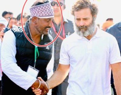 Raj Cong leader held for taking bribe promising job; Shekhawat releases pic with Rahul | Raj Cong leader held for taking bribe promising job; Shekhawat releases pic with Rahul