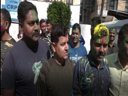 CRPF jawans celebrate Holi in J-K's Srinagar | CRPF jawans celebrate Holi in J-K's Srinagar