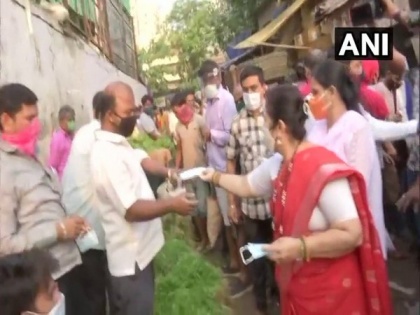 Mumbai Mayor distributes masks to spread awareness as COVID-19 cases surge | Mumbai Mayor distributes masks to spread awareness as COVID-19 cases surge