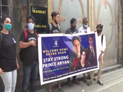 Fans gather outside Mannat with 'welcome home Aryan Khan' poster | Fans gather outside Mannat with 'welcome home Aryan Khan' poster Fans gather outside Mannat with 'welcome home Aryan Khan' poster | Fans gather outside Mannat with 'welcome home Aryan Khan' poster