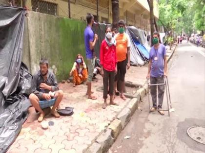 Cancer patients, their attendants living in temporary shelters outside Mumbai hospital | Cancer patients, their attendants living in temporary shelters outside Mumbai hospital