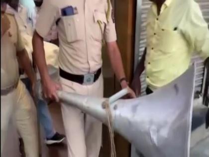 Police seize loudspeakers from MNS office in Mumbai, detains workers | Police seize loudspeakers from MNS office in Mumbai, detains workers Police seize loudspeakers from MNS office in Mumbai, detains workers | Police seize loudspeakers from MNS office in Mumbai, detains workers