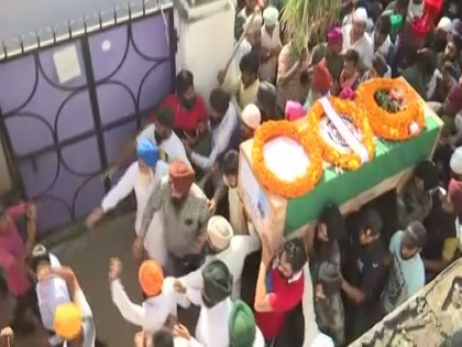 Mortal remains of Sepoy Saraj Singh killed in Poonch encounter reach his residence in UP's Shahjahanpur | Mortal remains of Sepoy Saraj Singh killed in Poonch encounter reach his residence in UP's Shahjahanpur