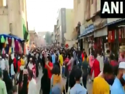 People throng markets in Hyderabad for Eid shopping flouting social distancing norms | People throng markets in Hyderabad for Eid shopping flouting social distancing norms