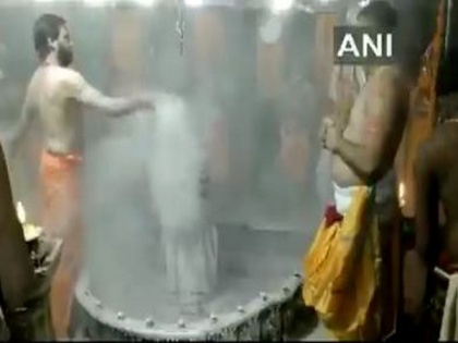 Priests perform 'Bhasma Aarti' at MahakaleshwarTemple on second Monday of Sawan month | Priests perform 'Bhasma Aarti' at MahakaleshwarTemple on second Monday of Sawan month