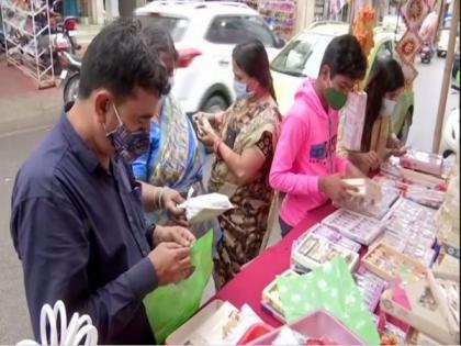 Hyderabad markets decked up ahead of Raksha Bandhan | Hyderabad markets decked up ahead of Raksha Bandhan