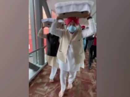 Hardeep Singh Puri receives 3 Swaroop of Sri Guru Granth Sahib brought from Kabul at Delhi airport | Hardeep Singh Puri receives 3 Swaroop of Sri Guru Granth Sahib brought from Kabul at Delhi airport