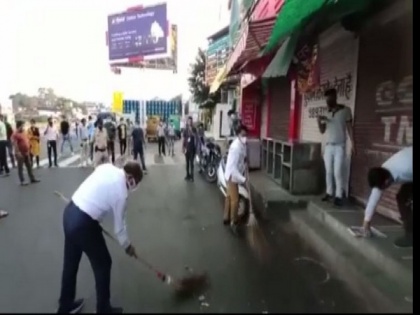 MLAs, collector, municipal corporation commissioner sweep roads in Indore on Gogadev Navami | MLAs, collector, municipal corporation commissioner sweep roads in Indore on Gogadev Navami