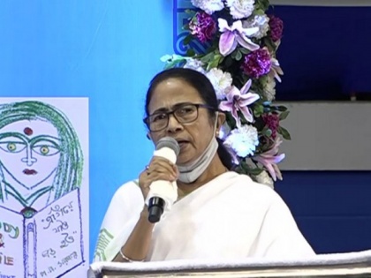 Mamata Banerjee recites Chandi Path, urges Durga Puja pandal organisers to celebrate with COVID norms | Mamata Banerjee recites Chandi Path, urges Durga Puja pandal organisers to celebrate with COVID norms