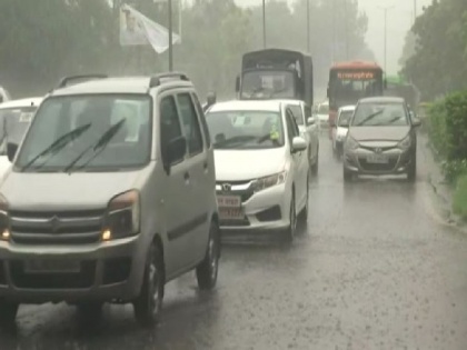Heavy rain lashes parts of Delhi | Heavy rain lashes parts of Delhi