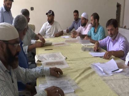 Kashmir: Training of paper tracing being boosted to promote handicraft designing | Kashmir: Training of paper tracing being boosted to promote handicraft designing