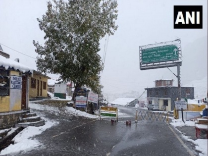 Himachal Pradesh: Lahaul-Spiti receives snowfall, 80 tourists stranded | Himachal Pradesh: Lahaul-Spiti receives snowfall, 80 tourists stranded
