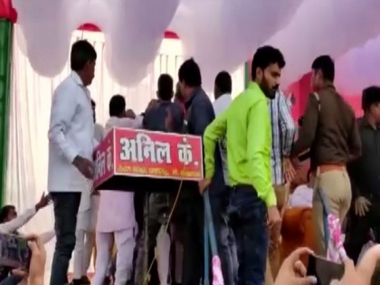 2022 UP polls: Samajwadi Party workers create ruckus on stage in Pratapgarh | 2022 UP polls: Samajwadi Party workers create ruckus on stage in Pratapgarh