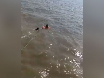 Mumbai Police rescues female tourist from drowning near Gateway of India | Mumbai Police rescues female tourist from drowning near Gateway of India