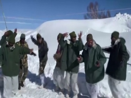 BSF jawans celebrate Bihu at freezing temperatures in Kashmir | BSF jawans celebrate Bihu at freezing temperatures in Kashmir