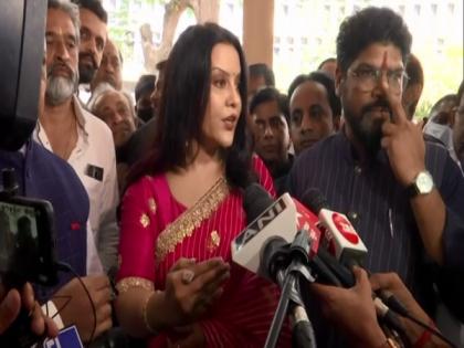 '3 per cent divorces in Mumbai take place due to traffic jams', claims Amruta Fadnavis | '3 per cent divorces in Mumbai take place due to traffic jams', claims Amruta Fadnavis