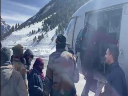 J-K: 230 passengers stranded in Gurez Valley due to bad weather airlifted | J-K: 230 passengers stranded in Gurez Valley due to bad weather airlifted J-K: 230 passengers stranded in Gurez Valley due to bad weather airlifted | J-K: 230 passengers stranded in Gurez Valley due to bad weather airlifted