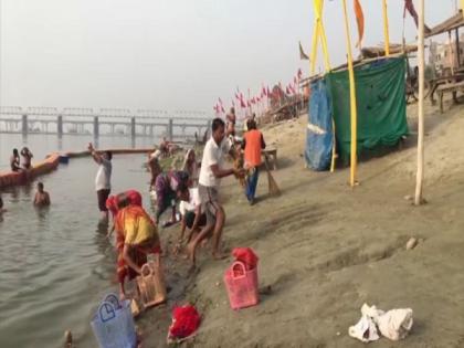 Inspired by PM Modi's vision, volunteers in Prayagraj take initiative to clean Ganga ghat | Inspired by PM Modi's vision, volunteers in Prayagraj take initiative to clean Ganga ghat