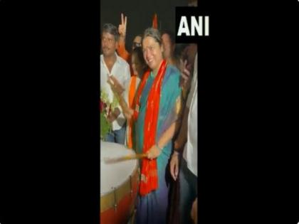 Prez polls: Union minister Meenakashi Lekhi tries her hand on drum to celebrate Murmu's victory | Prez polls: Union minister Meenakashi Lekhi tries her hand on drum to celebrate Murmu's victory