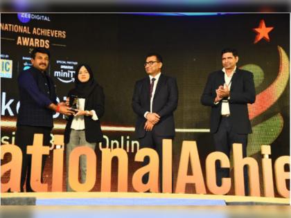 Manoj Tiwari felicitated Cakeobite founder Safiha Alam with the best promising baker of 2022 at Zee Digital National Achievers Awards! | Manoj Tiwari felicitated Cakeobite founder Safiha Alam with the best promising baker of 2022 at Zee Digital National Achievers Awards!