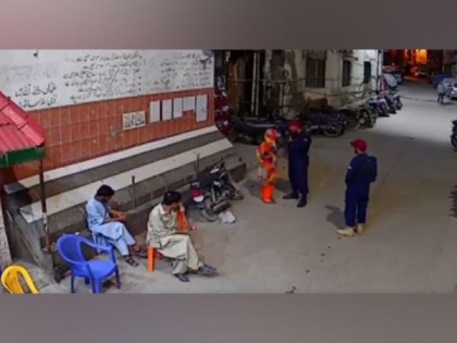 Pakistan: Karachi security guard kicks pregnant woman, ghastly incident caught on CCTV | Pakistan: Karachi security guard kicks pregnant woman, ghastly incident caught on CCTV