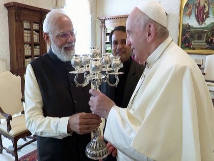 PM Modi gifts silver candle stand, book on India's commitment on environment to Pope Francis | PM Modi gifts silver candle stand, book on India's commitment on environment to Pope Francis