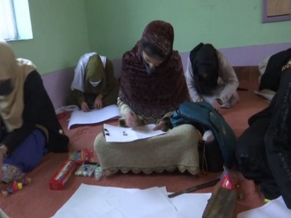 Girls, differently-abled children participate in art competition in Srinagar | Girls, differently-abled children participate in art competition in Srinagar