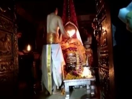 Priest perform special aarti at Mahakaleshwar Temple on third Monday of Sawan month | Priest perform special aarti at Mahakaleshwar Temple on third Monday of Sawan month