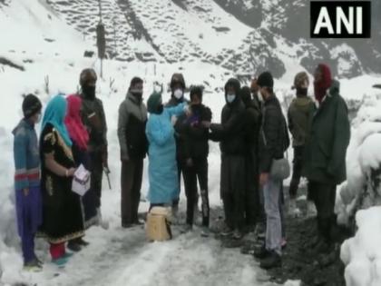 Health dept facilitate COVID-19 vaccination drive in J-K's Baramulla amid heavy snowfall | Health dept facilitate COVID-19 vaccination drive in J-K's Baramulla amid heavy snowfall