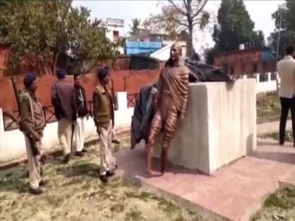 Mahatama Gandhi's statue vandalised by miscreants in Motihari | Mahatama Gandhi's statue vandalised by miscreants in Motihari Mahatama Gandhi's statue vandalised by miscreants in Motihari | Mahatama Gandhi's statue vandalised by miscreants in Motihari