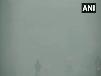 Delhi's AQI in 'poor category', vehicles move through dense fog | Delhi's AQI in 'poor category', vehicles move through dense fog