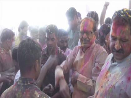 Madhya Pradesh CM celebrates Holi at his Bhopal residence | Madhya Pradesh CM celebrates Holi at his Bhopal residence Madhya Pradesh CM celebrates Holi at his Bhopal residence | Madhya Pradesh CM celebrates Holi at his Bhopal residence