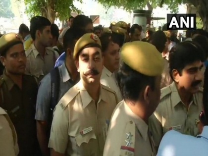 Tis Hazari clash: Police personnel hold protest outside Delhi headquarters | Tis Hazari clash: Police personnel hold protest outside Delhi headquarters