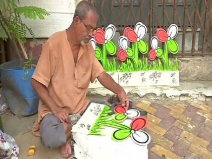 Artists make political symbols, cut-outs, contribute silently to poll fever in West Bengal | Artists make political symbols, cut-outs, contribute silently to poll fever in West Bengal