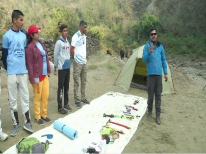 A hundred youth learn mountain climbing at two-day camp organised by J-K police | A hundred youth learn mountain climbing at two-day camp organised by J-K police