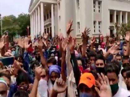 Karnataka: Migrant workers in Mangalore hold protest ask Jharkhand govt for trains to take them back home | Karnataka: Migrant workers in Mangalore hold protest ask Jharkhand govt for trains to take them back home