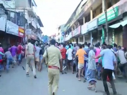 Kerala Police resort to lathi-charge to disperse protesting migrant workers in Ernakulam | Kerala Police resort to lathi-charge to disperse protesting migrant workers in Ernakulam
