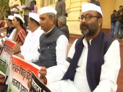 Congress protests in UP assembly premises ahead of annual budget session | Congress protests in UP assembly premises ahead of annual budget session