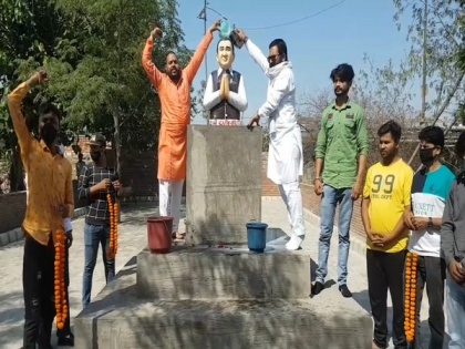 Shri Hindu Takht pays tribute to Rajiv Gandhi by bathing his statue with milk in Ludhiana | Shri Hindu Takht pays tribute to Rajiv Gandhi by bathing his statue with milk in Ludhiana