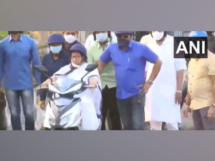 Mamata Banerjee nearly falls while driving electric scooter in West Bengal's Howrah | Mamata Banerjee nearly falls while driving electric scooter in West Bengal's Howrah